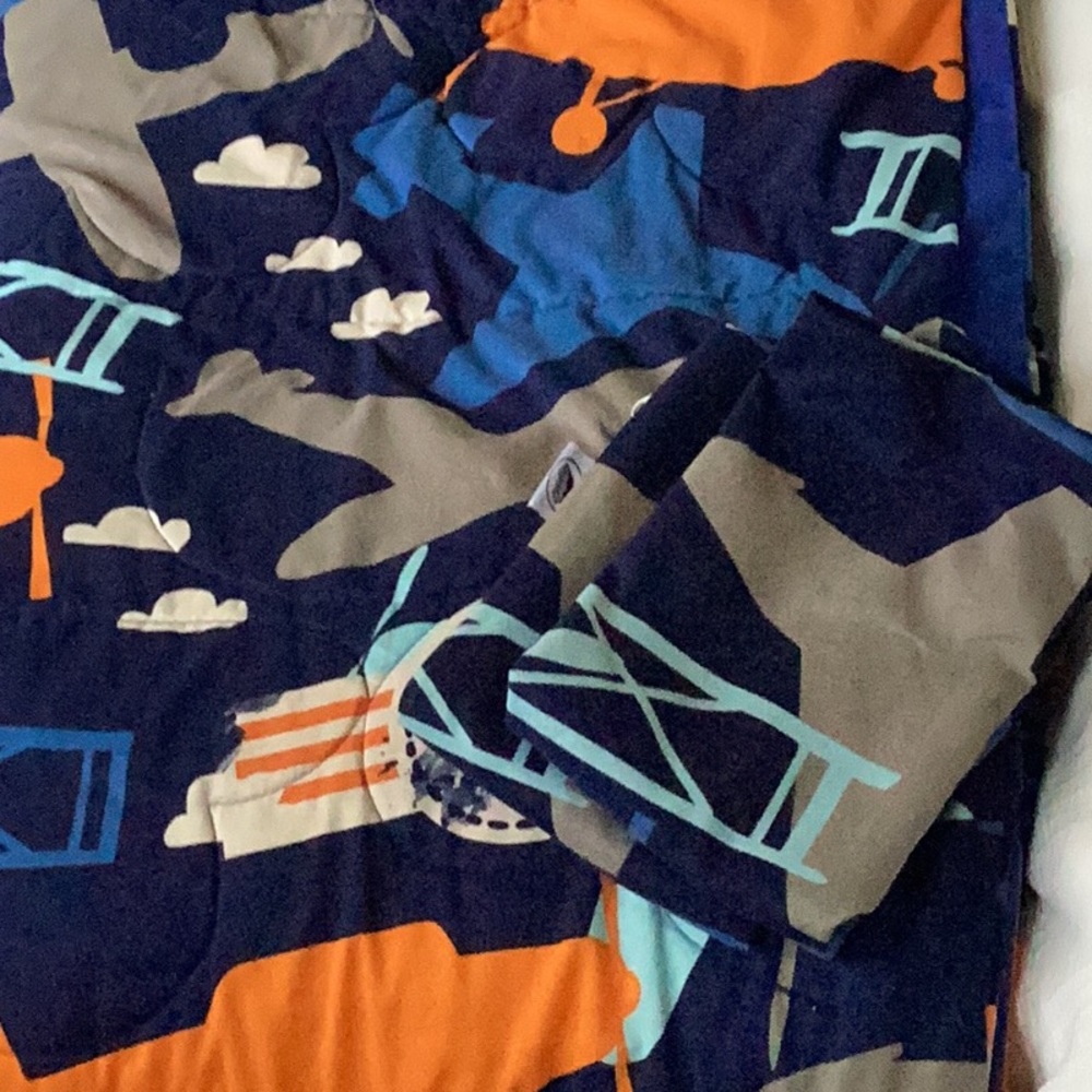 Children’s comforter, and two pillow shams✈️